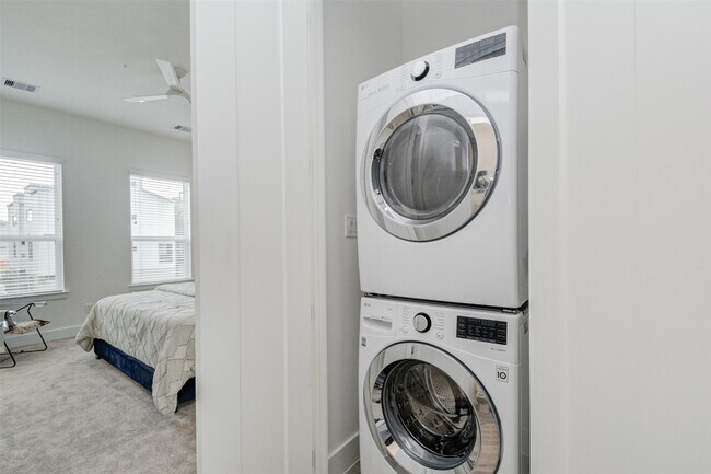 Building Photo - 1131 W 17th St