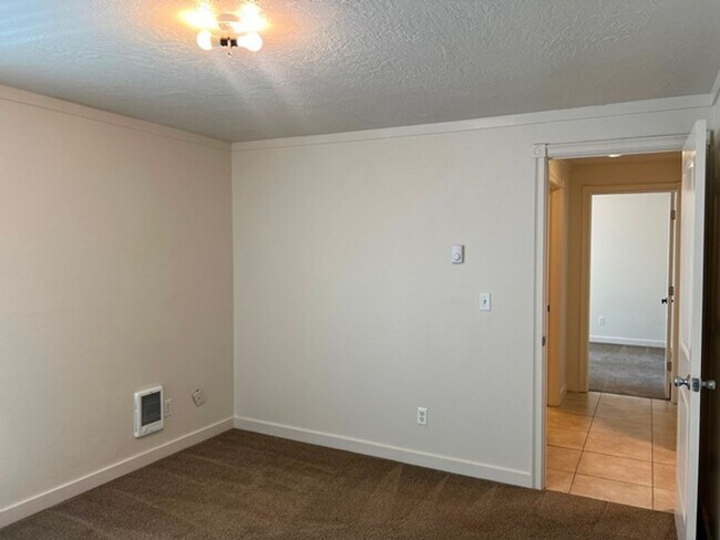 Building Photo - 1274 E Santiam St