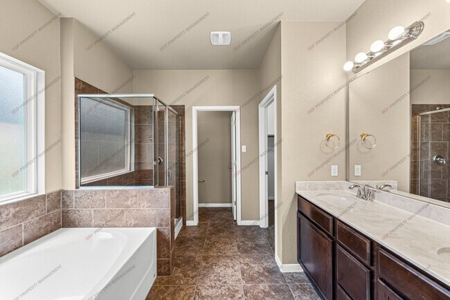 Building Photo - 5607 Blackstone Dr