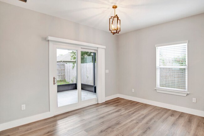 Building Photo - Spacious 2021 home close to beaches and shopping!