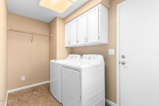 Building Photo - 6121 E Saddleback St