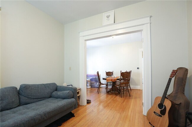 Building Photo - 290 Laburnam Crescent