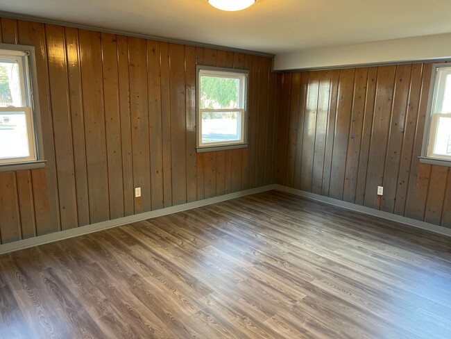 Building Photo - Lovely Split Level Close to Walter Reed, N...