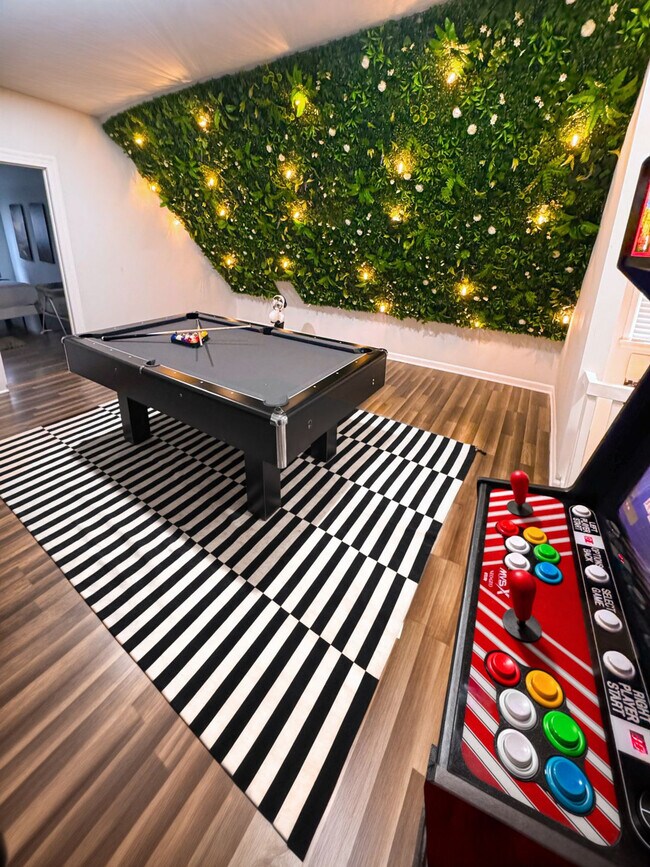 Building Photo - 84 W 42nd St