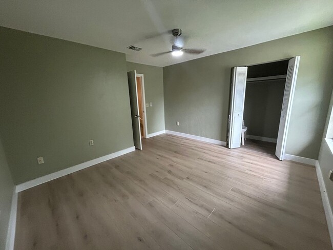 Building Photo - Adorable Updated 2/1.5 Furnished or Unfurn...