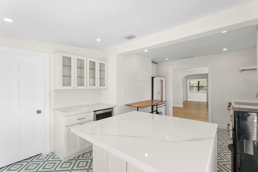Building Photo - 517 55th St