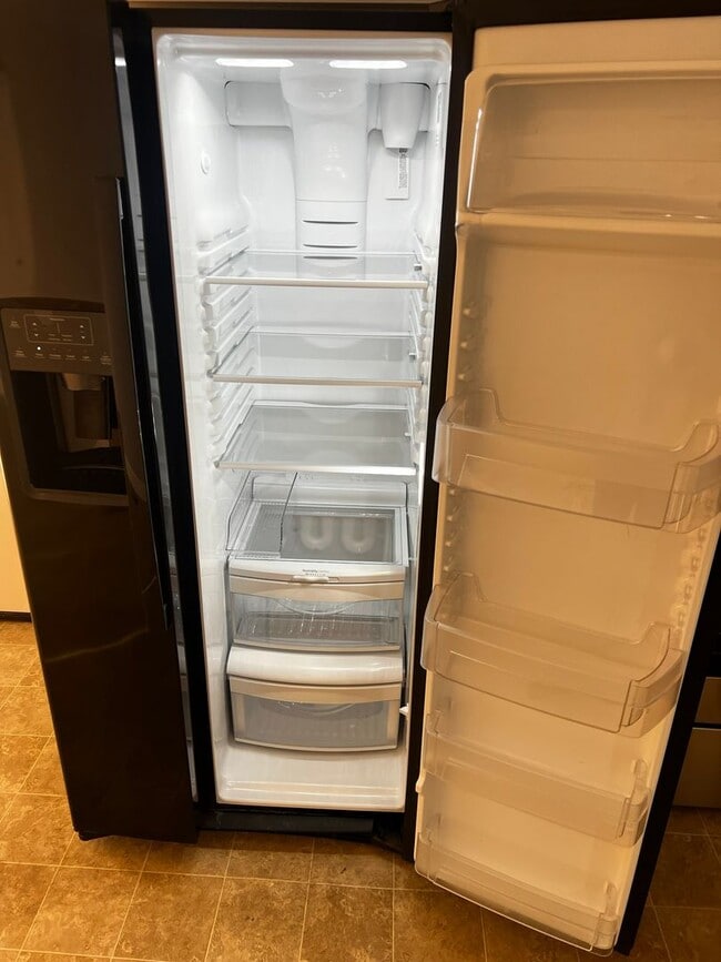 Building Photo - New carpet, kitchen, appliances, paint! Great neighborhood.