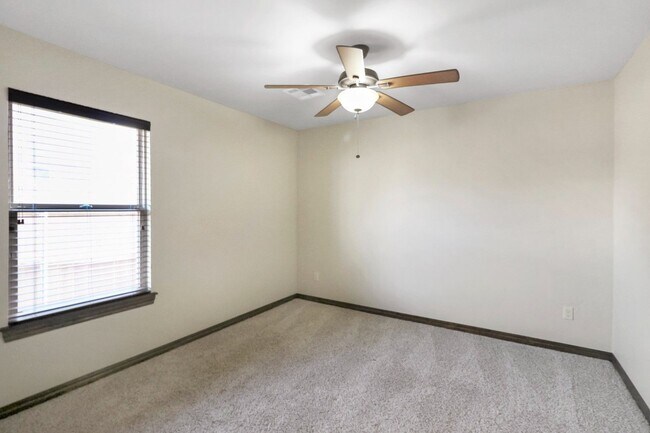 Building Photo - Beautiful 3 bed+office, 2 bath, 2 car Home located in The Grove