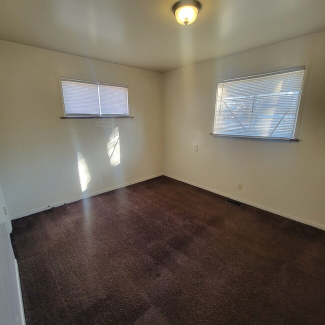 Building Photo - Devington Area 3BR House w/Garage!