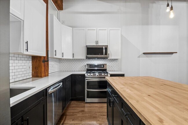 Building Photo - 525 W Superior St