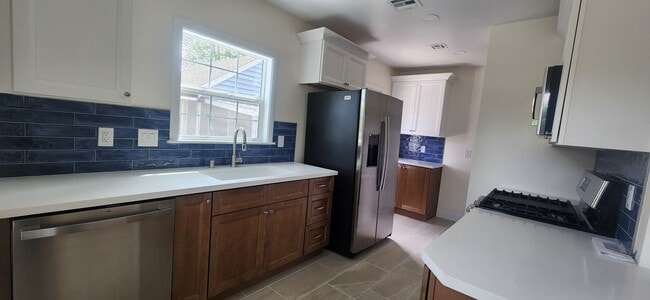 Building Photo - East Sac Charmer