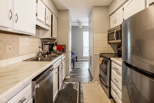Building Photo - 5516 Greenview Dr