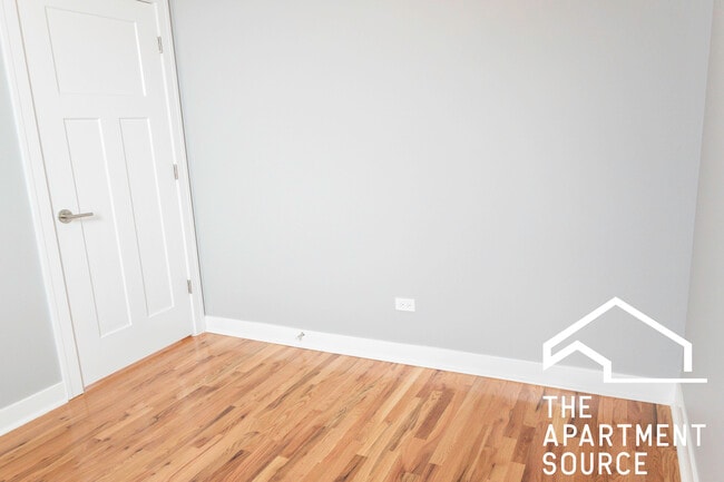 Building Photo - 1929 W Montrose Ave