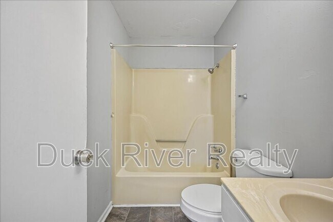 Building Photo - 525 Woods Dr