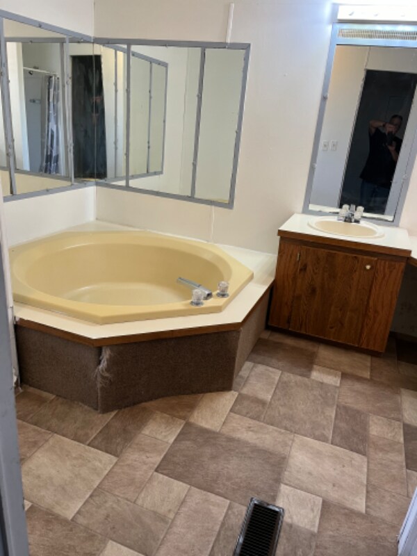 Building Photo - 9590 SW McAdoo Rd