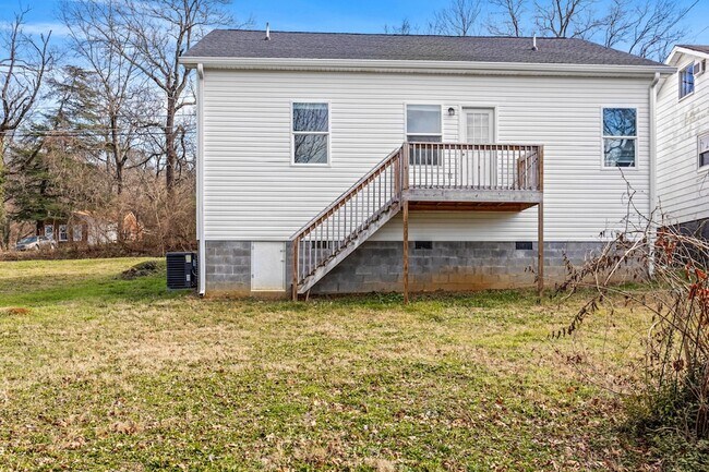 Building Photo - 1213 N Chamberlain Ave