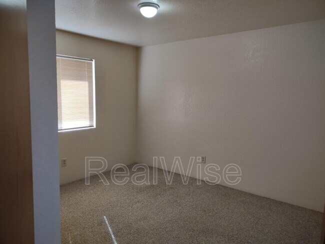 Building Photo - 120 Sunny Ln