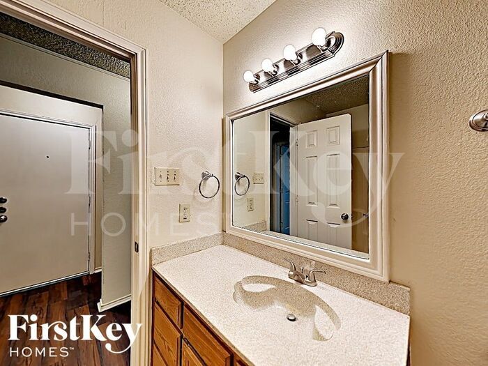 Building Photo - 8213 Meadowbrook Dr