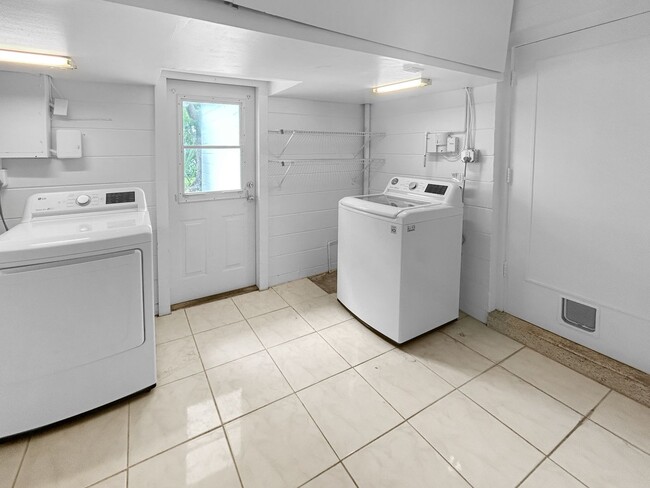 Building Photo - 3 Bed 2 Bath Home for Rent in Ideal Northeast St. Pete Neighborhood
