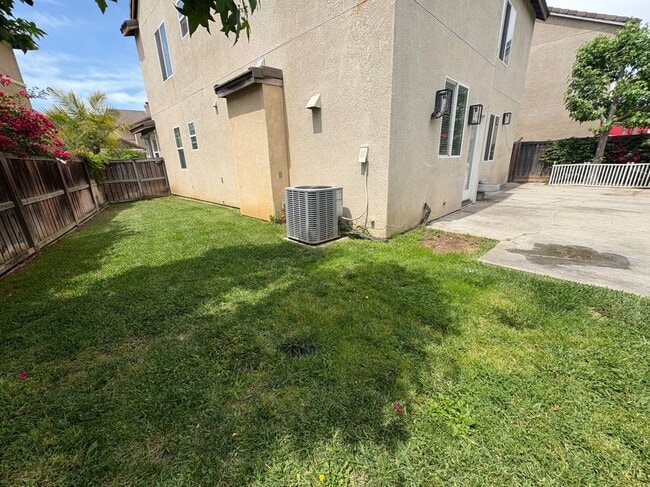 Building Photo - 2460 Avis Ct