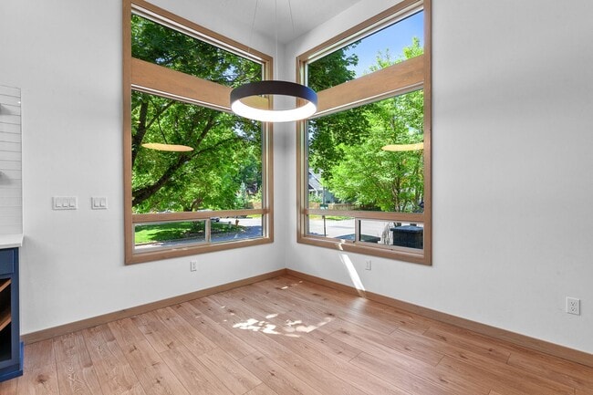 Building Photo - Beautiful home down town CDA