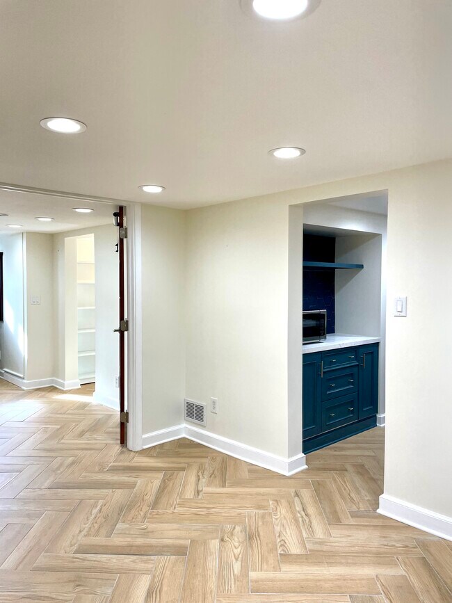 Building Photo - 1555 E Browning Ave