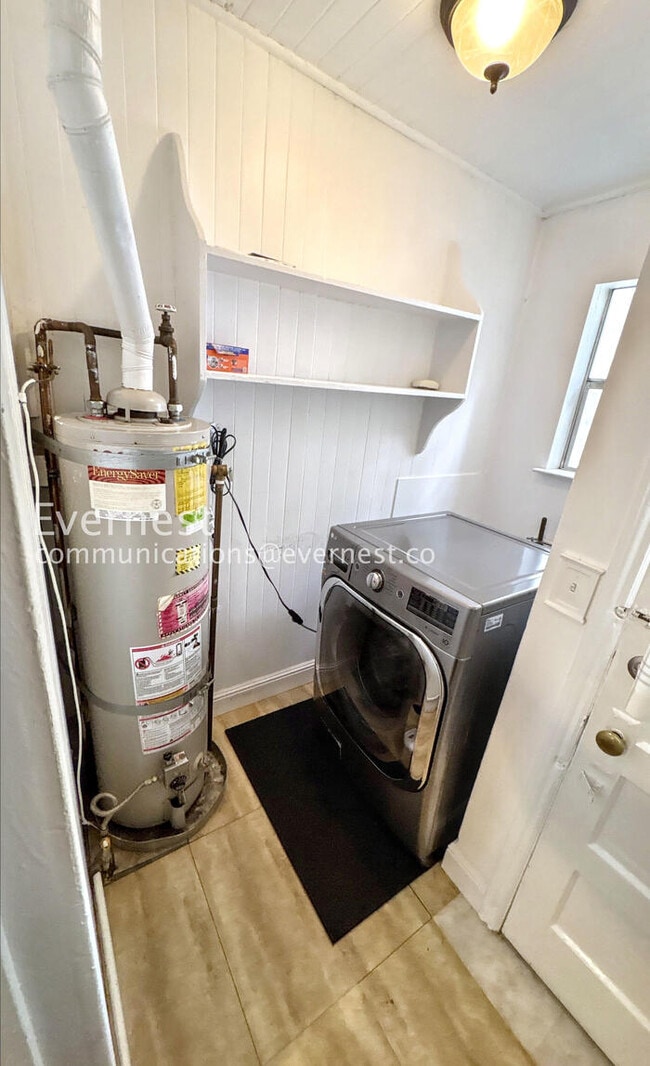 Building Photo - 605 E Santa Inez Ave