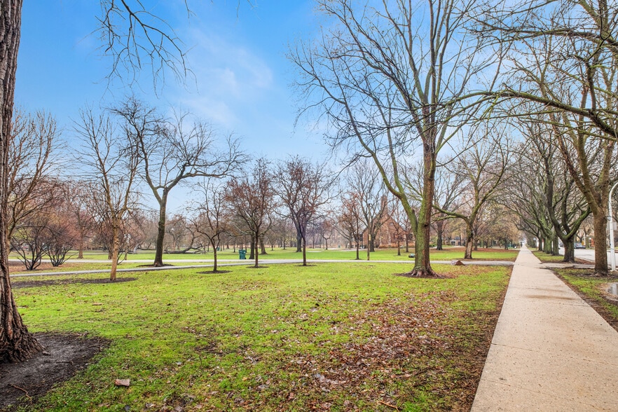 Building Photo - 2531 W Lunt Ave