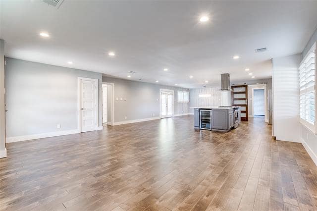 Building Photo - 6353 E Lovers Ln