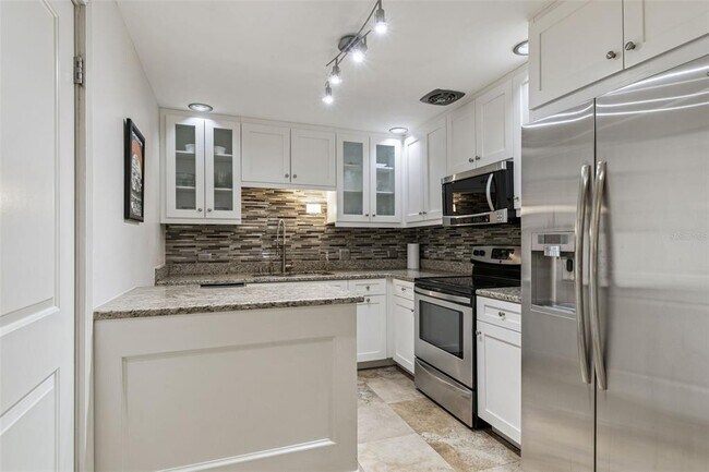 Building Photo - 1 Beach Dr SE