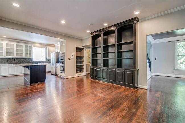 Building Photo - 2555 Ridgewood Rd NW