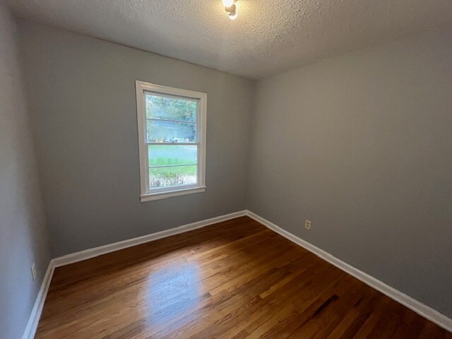 Building Photo - 204 Ravenwood Way