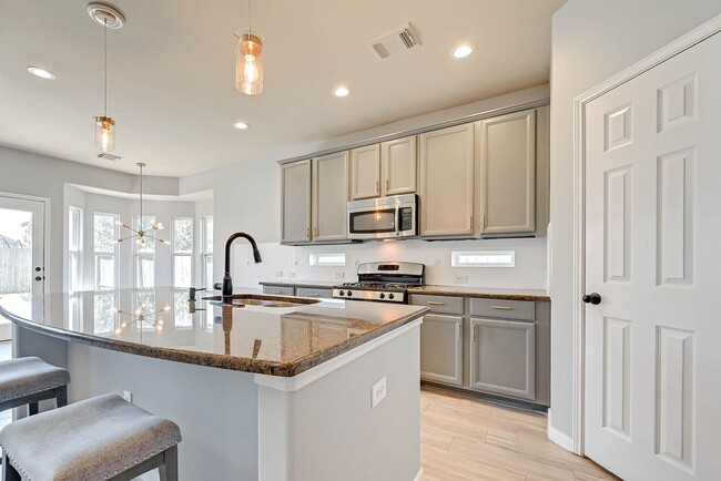 Building Photo - Two-story, 4BD/2.5BR renovated home in Fie...
