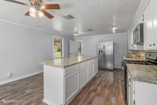 Building Photo - Cozy remodeled home