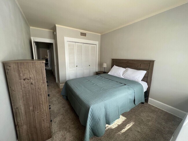 Building Photo - 600 E 21st St