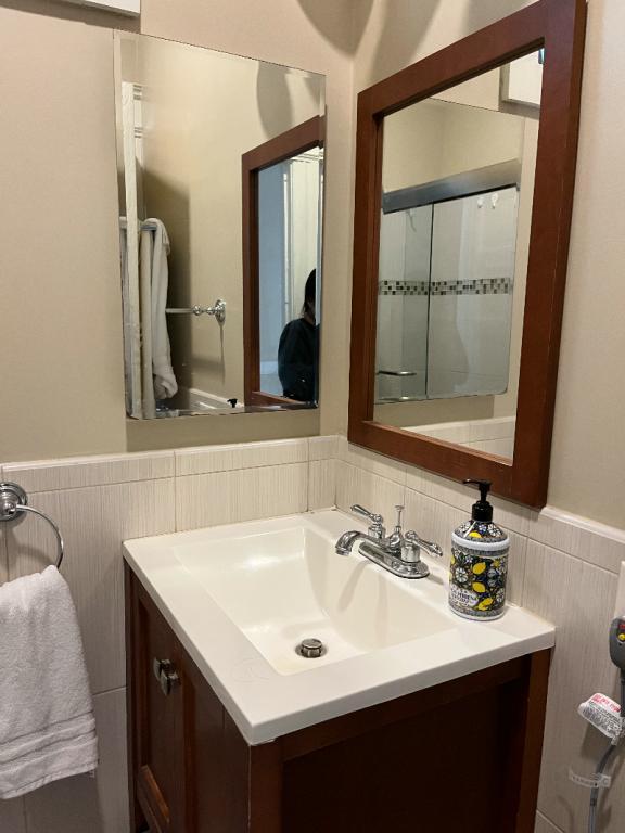 Building Photo - 549 6th Ave