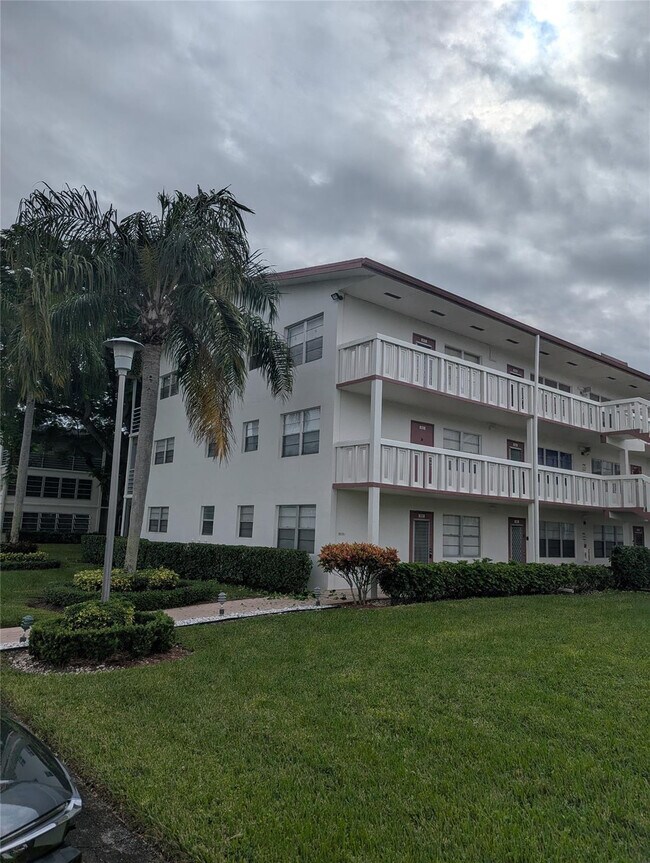 Building Photo - 589 Fanshaw O