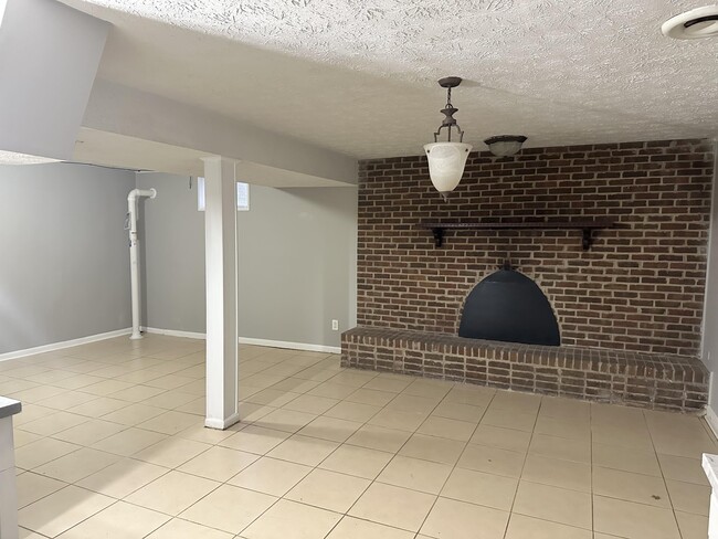 Building Photo - 3369 Holwyn Rd