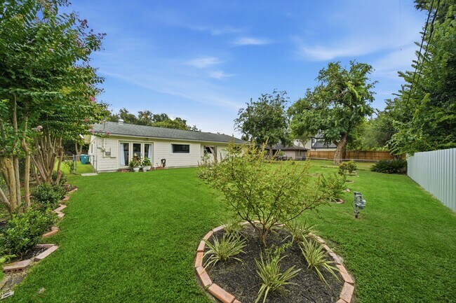 Building Photo - 1845 Westcrest Dr