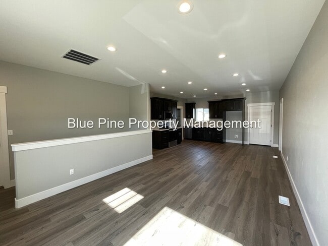 Building Photo - 5844 Wildrose Ave