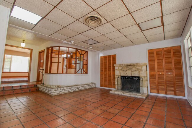 Building Photo - 1327 Vanderbilt St