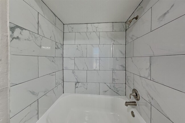 Building Photo - 6807 River Ml Dr