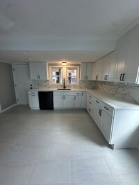 Building Photo - 177 Hart St