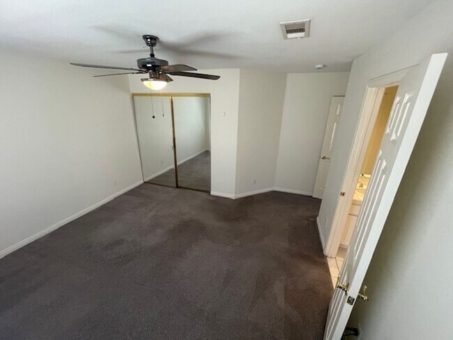 Building Photo - FANTASTIC SPACIOUS HOME LOCATED IN GATED C...