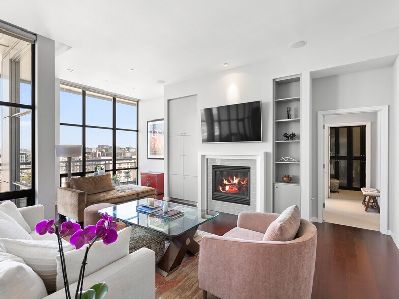 Primary Photo - 1025 NW Couch St