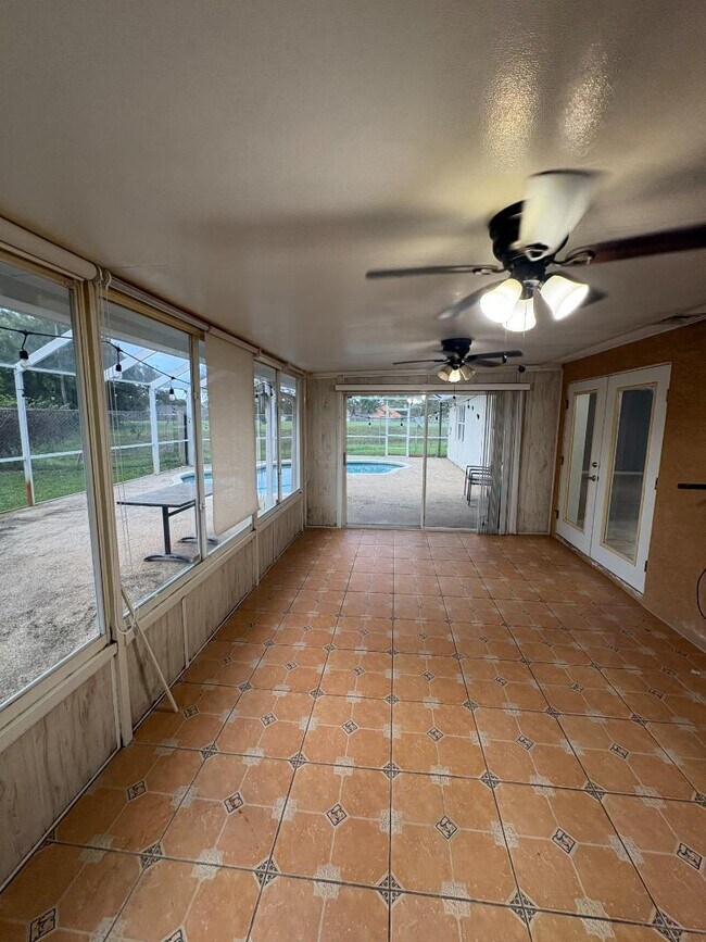 Building Photo - 436 Mango Cir