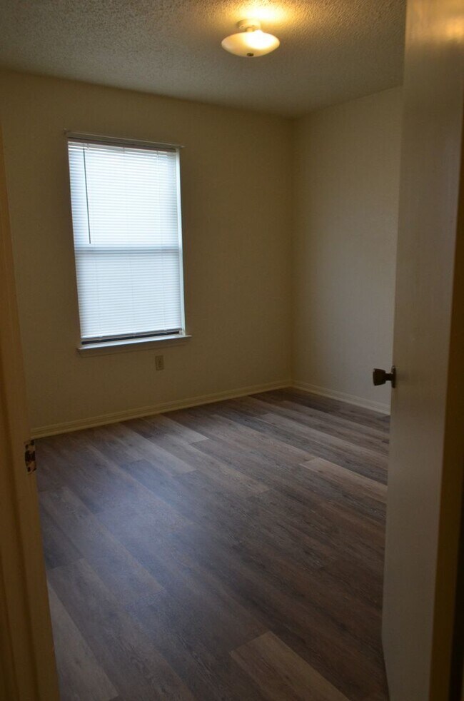 Building Photo - 104 Spur Dr