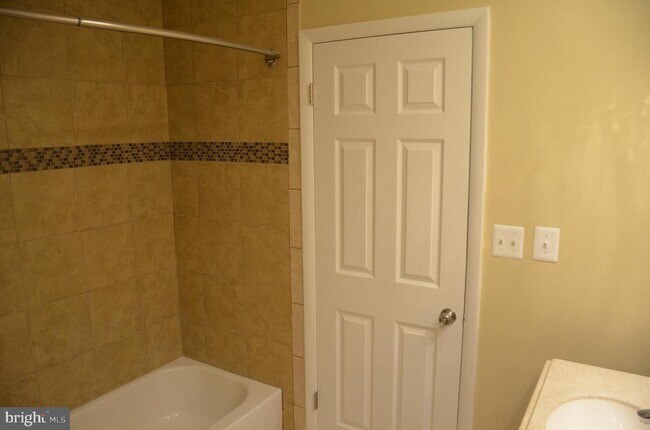 Building Photo - 1046 Spring Valley Ct