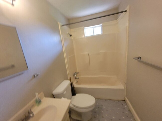 Building Photo - 225 Pecan Dr