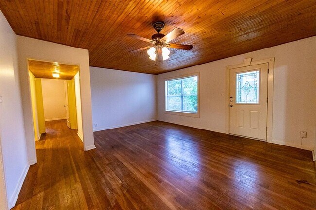 Building Photo - 5515 Roosevelt Ave